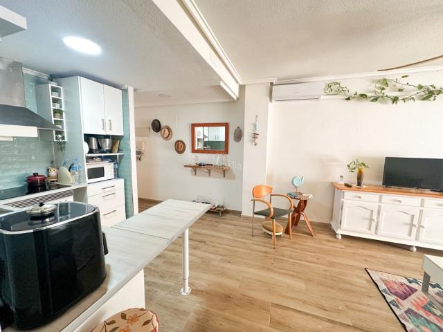 Piso en venta en Torrevieja, Las Piscinas Naturales. A solo una calle de la popular Playa del Cura, esta hermosa propiedad de 2 dormitorios y 1 bantildeo ofrece la combinacioacuten pe. Pisos.