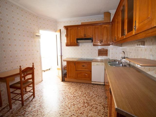 Piso en venta en Torrevieja, Las Piscinas Naturales. Amplio Piso en Torrevieja, Ideal para Reformar 159.000. Pisos.
