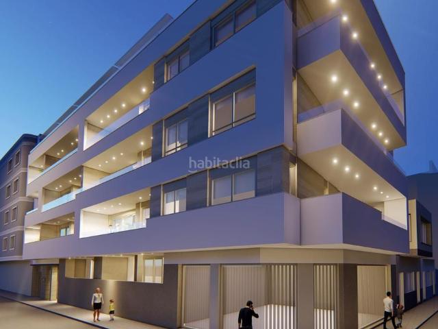 Piso en venta en Torrevieja, Las Piscinas Naturales. Apartamento de 2 dormitorios y 2 baños con terraza y garaje, a 200 m de la playa en Torrevieja. Pisos.