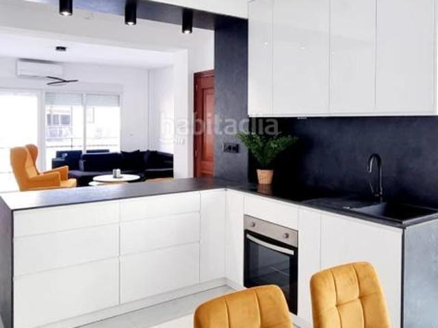 Piso en venta en Torrevieja, Las Piscinas Naturales. Apartamento renovado con terraza, en la provincia de Alicante, en la ciudad de Torrevieja, en la zona de Playa del Cura. 3 habitac. Pisos.