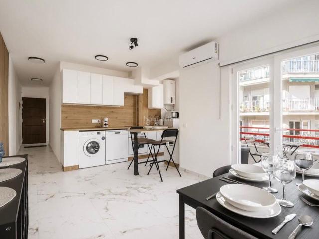 Piso en venta en Torrevieja, Las Piscinas Naturales. Este espacioso apartamento renovado con 2 dormitorios está ubicado en una zona conveniente y está completamente listo para mudanza. Pisos.