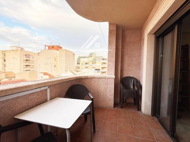 Piso en venta en Torrevieja, Las Piscinas Naturales. Piso exterior en 3ª planta con terraza cerca del mar en Torrevieja Centro. Pisos.