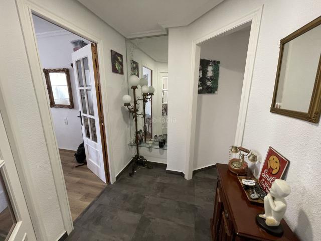 Piso en venta en Torrevieja, Las Piscinas Naturales. Se vende un apartamento ubicado en el corazón de Torrevieja que cuenta con 2 dormitorios, una cocina independiente y una sala de e. Pisos.