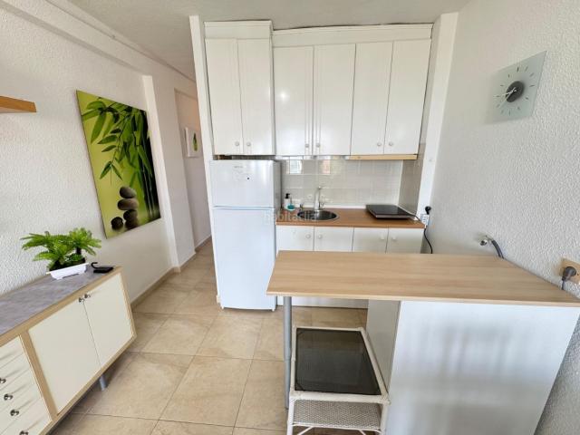 Piso en venta en Torrevieja, Miramar Torre del Moro. Presentamos esta excelente oportunidad en la zona de Torrevieja Cabo Cervera.Apartamento de un dormitorio con impresionantes vist. Pisos.
