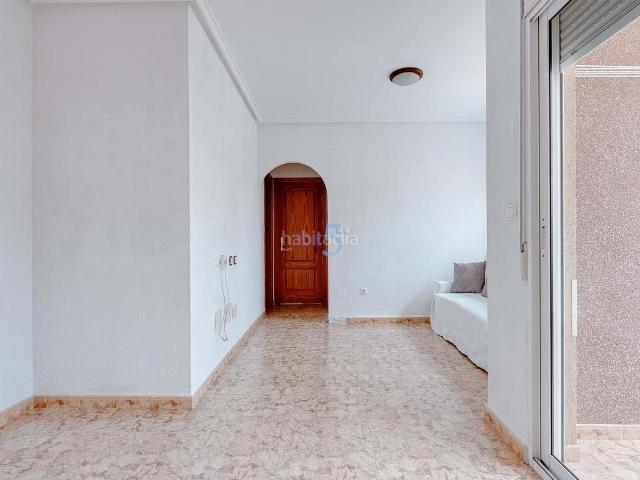 Piso en venta en Torrevieja, Nueva Torrevieja. Encantador ático en el corazón de Torrevieja Ubicado en el vibrante corazón de la ciudad de Torrevieja, este encantador ático ofre. Pisos.