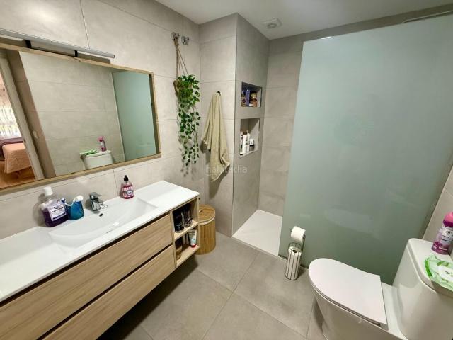 Piso en venta en Torrevieja, Parque de las Naciones. Ubicado en una zona privilegiada de Torrevieja, a tan solo 500 metros de la playa y a poca distancia a pie del puerto deportivo, c. Pisos.