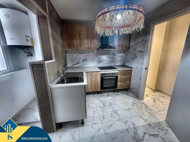 Piso en venta en Torrevieja, Parque de las Naciones. Apartamento reformado con terraza, en la provincia de Alicante, en la ciudad de Torrevieja, en el barrio de Playa del Cura. 3 habi. Pisos.