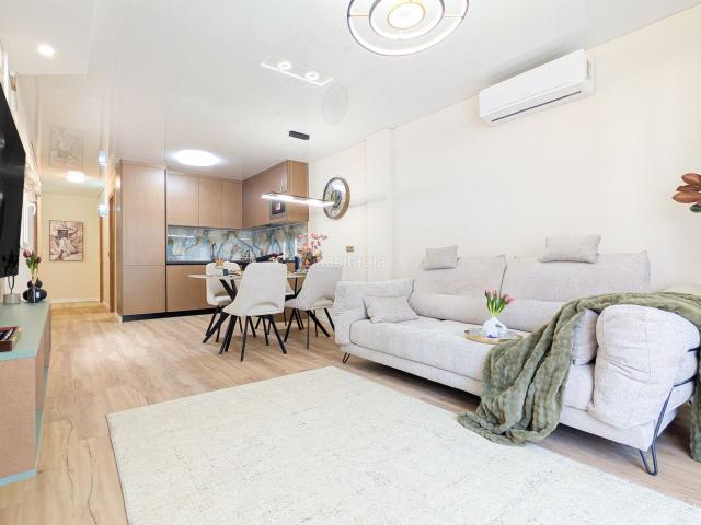 Piso en venta en Torrevieja, Parque de las Naciones. Se venden apartamentos de 105 m en Torrevieja con una reforma de diseño, ubicados a pocos pasos del Parque de las Naciones. El apa. Pisos.