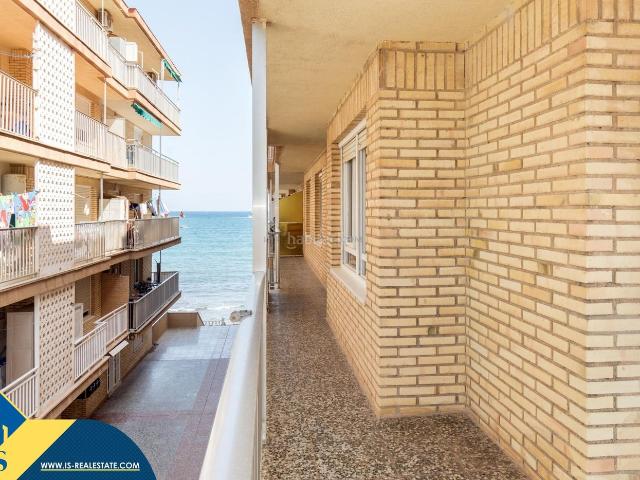 Piso en venta en Torrevieja, Playa de los Náufragos. Apartamento con terraza, en la provincia de Alicante, en la ciudad de Torrevieja, en la zona de Playa del Acequión. 3 habitaciones. Pisos.