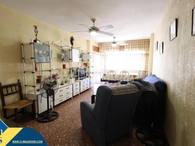 Piso en venta en Torrevieja, Playa de los Náufragos. Apartamento con terraza, en la provincia de Alicante, en la ciudad de Torrevieja, en la zona de Playa del Acequión. 3 habitaciones. Pisos.