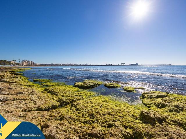 Piso en venta en Torrevieja, Playa de los Náufragos. Apartamento reformado con terraza, en la provincia de Alicante, en la ciudad de Torrevieja, en la zona de Playa del Acequión. 3 ha. Pisos.