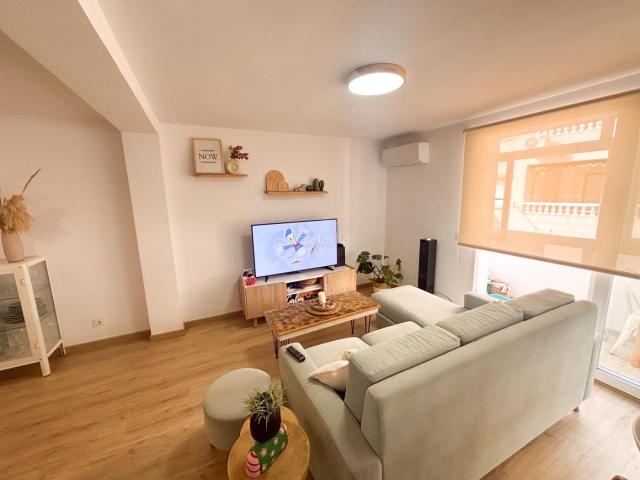 Piso en venta en Torrevieja, Playa de los Náufragos. Elegante Piso Reformado a Pasos de la Playa de los Naufragos. Pisos.