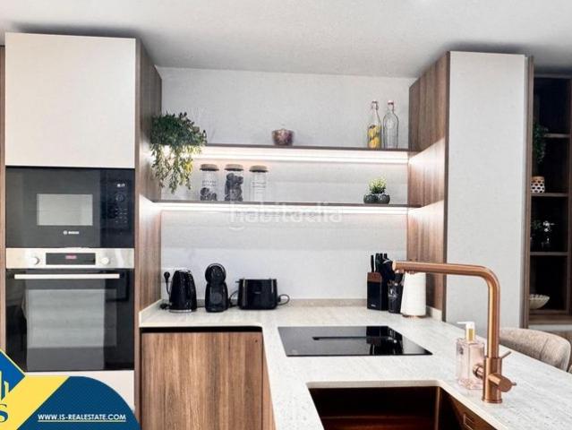 Piso en venta en Torrevieja, Puerto Deportivo. Apartamento reformado cerca del mar, en la provincia de Alicante, en la ciudad de Torrevieja, en el barrio de Playa del Cura. 2 ha. Pisos.