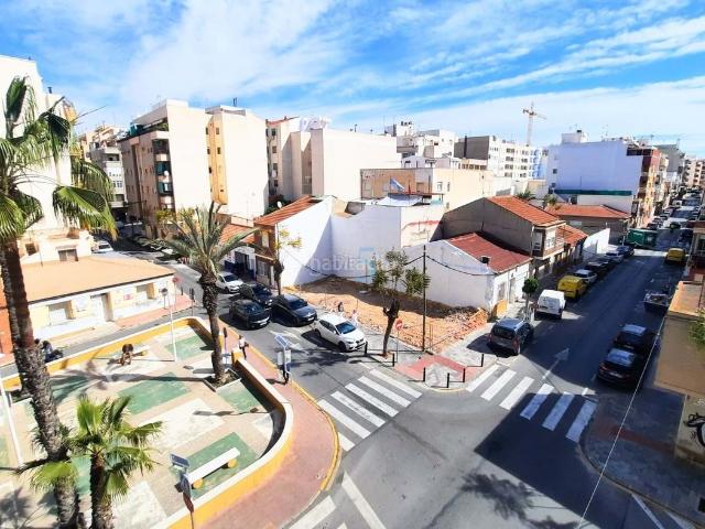 Piso en venta en Torrevieja, Puerto Deportivo. Este espacioso apartamento de 98 m en la tercera planta está idealmente situado en el corazón de Torrevieja, a solo unos minutos a. Pisos.