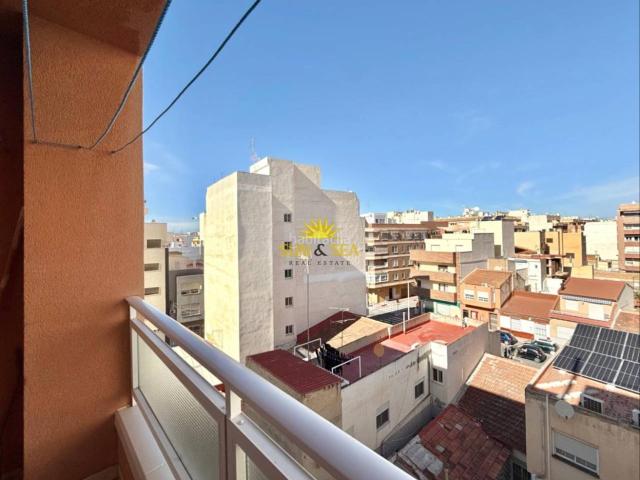 Piso en venta en Torrevieja, Puerto Deportivo. iexclVENTA DE APARTAMENTO EN EL CENTRO DE TORREVIEJA!Se presenta este atractivo apartamento en venta, ideal tanto como vivienda ha. Pisos.