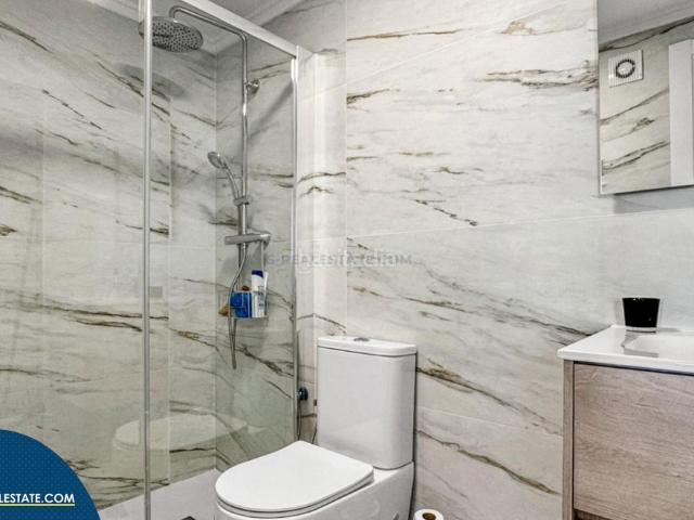 Piso en venta en Torrevieja, Punta Prima. Apartamento cerca del mar, en la provincia de Alicante, en la ciudad de Torrevieja, en el barrio de Los Balcones. 1 habitación 4. Pisos.