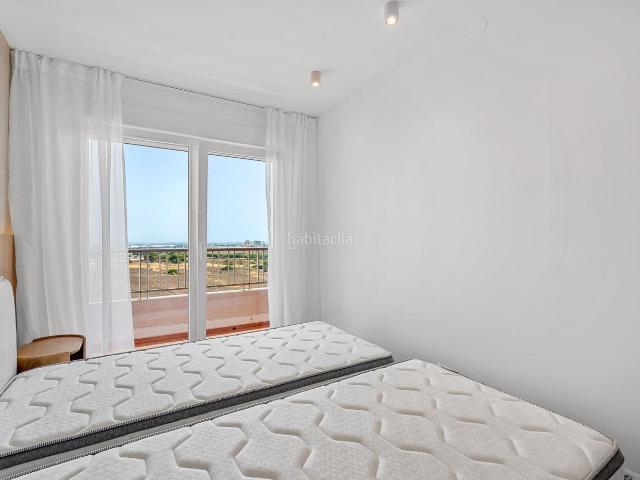 Piso en venta en Torrevieja, Punta Prima. Descubre este moderno apartamento totalmente reformado, situado en la privilegiada zona de Punta Prima, en Orihuela Costa. Playa a. Pisos.