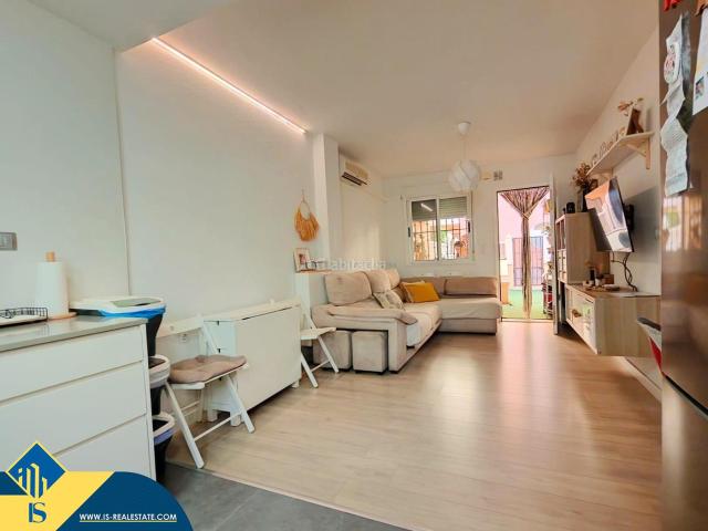Piso en venta en Torrevieja, Torreblanca. Apartamento con piscina comunitaria, en la provincia de Alicante, ciudad de Torrevieja, distrito de La Mata. 2 habitaciones 79 m. Pisos.