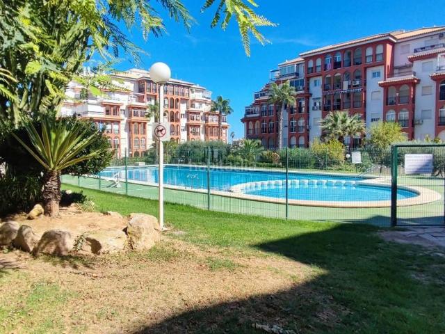 Piso en venta en Torrevieja, Torreblanca. Piso con gran terraza y piscina comunitaria en urbanización cercana a la playa. Pisos.