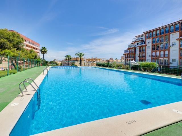 Piso en venta en Torrevieja, Torreblanca. Excelente ubicación, dos terrazas y magníficas zonas comunes. Pisos.