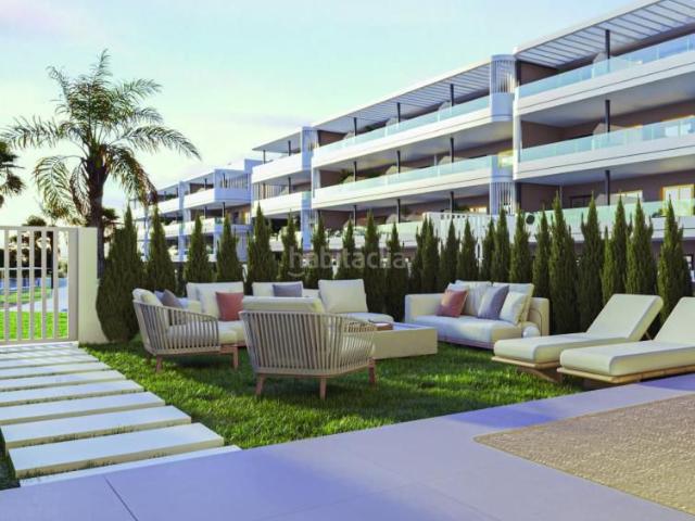 Piso en venta en Torrevieja, Zona Carrefour Urbanizaciones. Apartamento de 3 dormitorios y 2 baños con piscina y garaje en Torrevieja. Pisos.