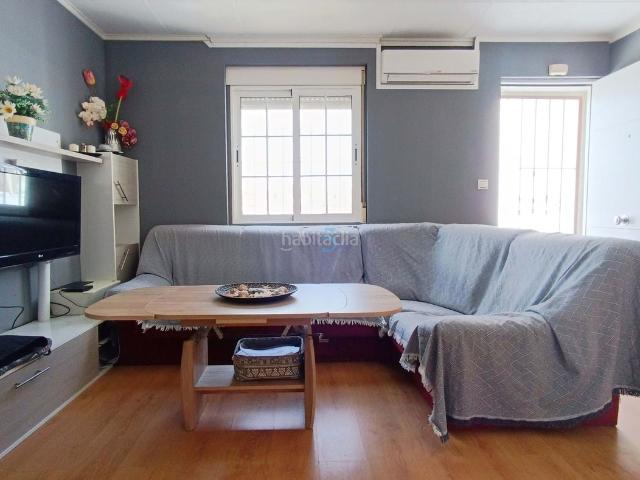 Piso en venta en Torrevieja, Zona Carrefour Urbanizaciones. Apartamento de 3 dormitorios en la última planta orientado al oeste con garaje privado y espaciosa terraza en Torrevieja! Situado. Pisos.