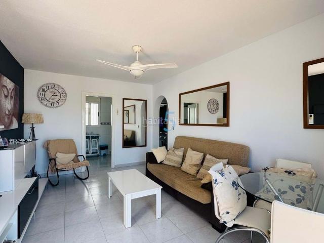 Piso en venta en Torrevieja, Zona Carrefour Urbanizaciones. Este fantástico apartamento amueblado de dos dormitorios en la última planta está situado en la popular zona de Jardín del Mar 5. Pisos.
