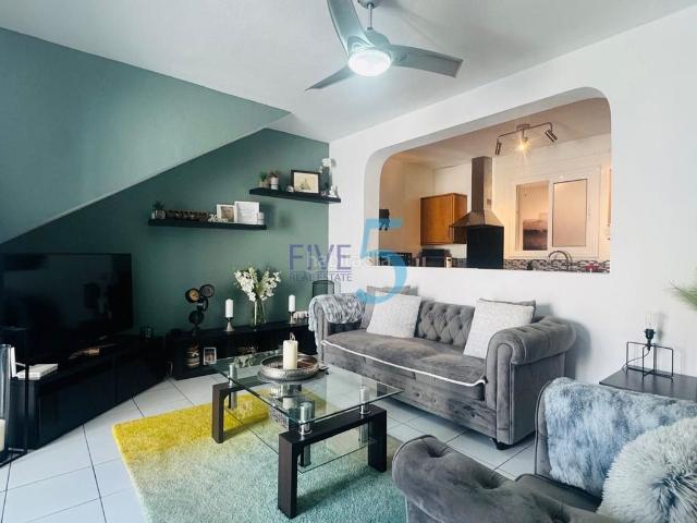 Piso en venta en Torrevieja, Zona Carrefour Urbanizaciones. Este precioso apartamento de dos habitaciones en la planta baja está situado en la popular zona de El Chaparral, Torrevieja, y tie. Pisos.