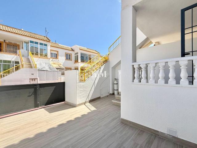 Piso en venta en Torrevieja, Zona Carrefour Urbanizaciones. SE VENDEBungalow en planta baja completamente reformado, situado en una residencia privada en Parque de las Naciones, cerca de tod. Pisos.