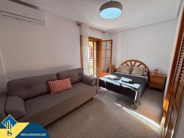 Piso en venta en Torrevieja, Zona los Frutales. Apartamento con piscina comunitaria, en la provincia de Alicante, en la ciudad de Torrevieja, en la zona de Playa de los Locos. 2. Pisos.