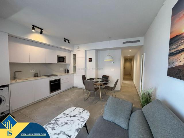 Piso en venta en Torrevieja, Zona Playa de los Locos. Apartamento con piscina comunitaria, en la provincia de Alicante, en la ciudad de Torrevieja, en la zona de Playa de los Locos. 2. Pisos.