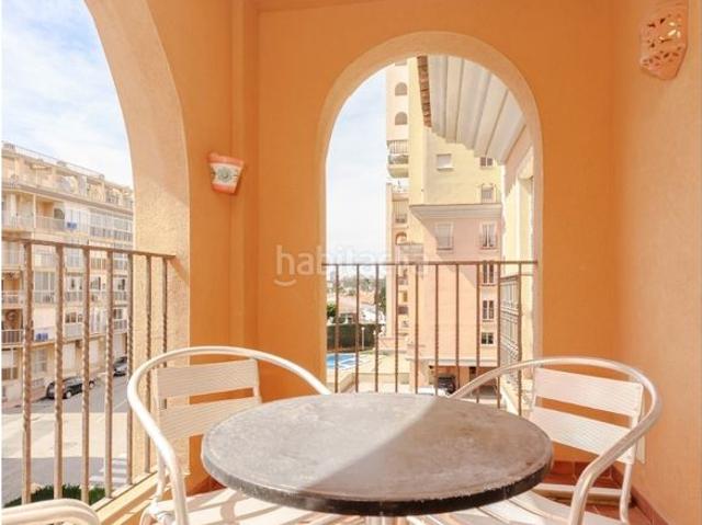 Piso en venta en Torrevieja, Zona Playa de los Locos. Apartamento de dos dormitorios con piscina comunitaria y a tan solo 150 metros del mar. Pisos.