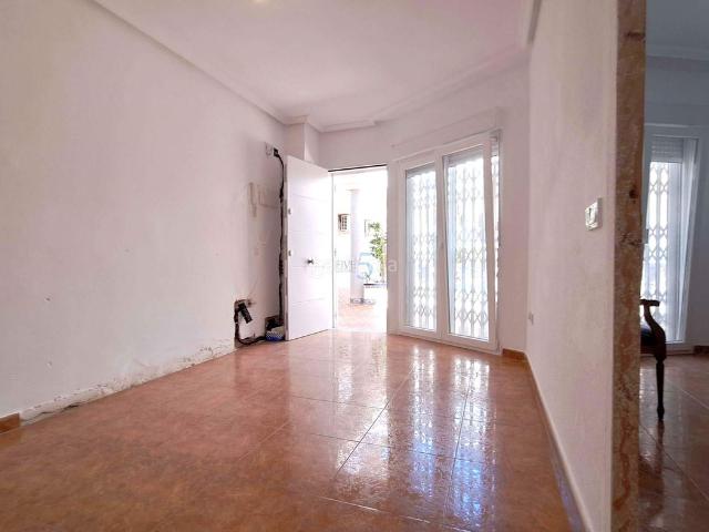 Piso en venta en Torrevieja, Zona Playa de los Locos. Apartamento de una habitación en la planta baja con dormitorio independiente en Torrevieja, ideal para renovar y disfrutar de la v. Pisos.