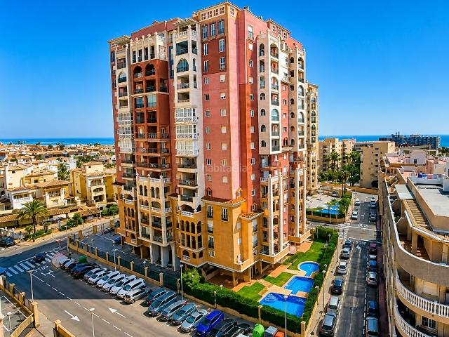 Piso en venta en Torrevieja, Zona Playa de los Locos. Descubra este magniacutefico apartamento situado en una de las ubicaciones maacutes privilegiadas de Torrevieja, a escasos 100 met. Pisos.
