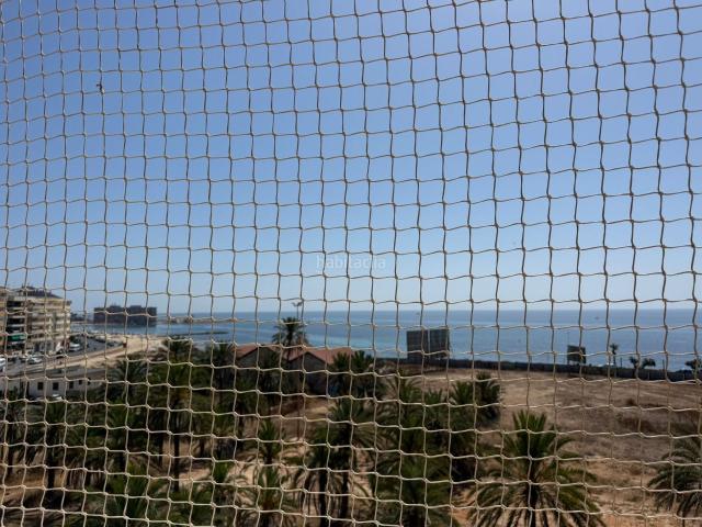 Piso en venta en Torrevieja, Zona Playa del Cura. Amplio apartamento con impresionantes vistas al mar cerca de la playa de Los Locos, ubicado en primera línea de costa, ofrece como. Pisos.