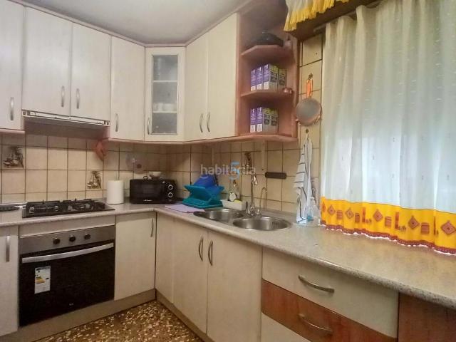 Piso en venta en Torrevieja, Zona Playa del Cura. Amplio apartamento de tres dormitorios y dos baños, a 50 metros de la playa de Torrevieja con ascensor y balcón. Pisos.