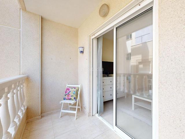 Piso en venta en Torrevieja, Zona Playa del Cura. Apartamento a 100 metros del mar con terraza y piscina comunitaria. Pisos.