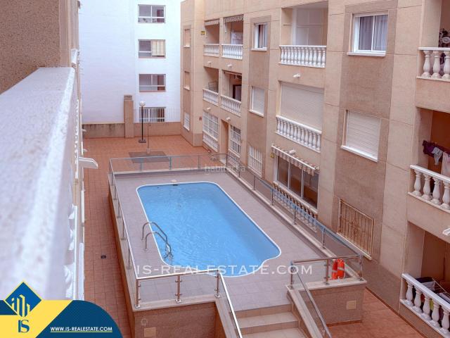 Piso en venta en Torrevieja, Zona Playa del Cura. Apartamento con piscina comunitaria, en la provincia de Alicante, en la ciudad de Torrevieja, en el barrio de Playa del Cura. 2 ha. Pisos.