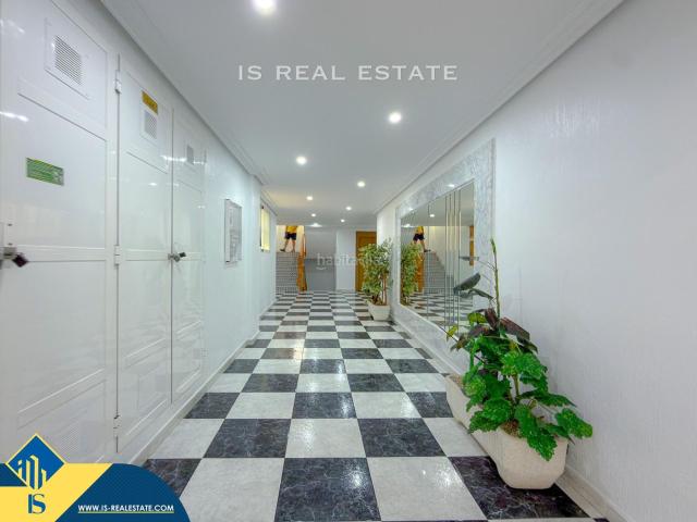Piso en venta en Torrevieja, Zona Playa del Cura. Apartamento con terraza, en la provincia de Alicante, en la ciudad de Torrevieja, en el barrio de Playa del Cura. 2 habitaciones. Pisos.