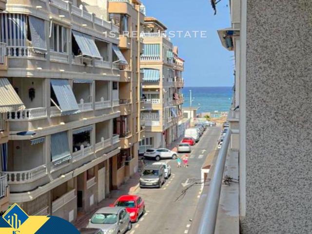 Piso en venta en Torrevieja, Zona Playa del Cura. Apartamento con terraza, en la provincia de Alicante, en la ciudad de Torrevieja, en el barrio de Playa del Cura. 3 habitaciones. Pisos.
