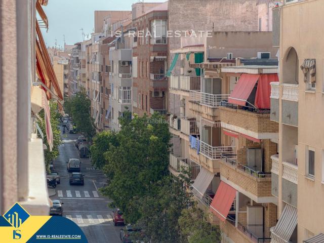Piso en venta en Torrevieja, Zona Playa del Cura. Apartamento con terraza, en la provincia de Alicante, en la ciudad de Torrevieja, en el barrio de Playa del Cura. 3 habitaciones. Pisos.