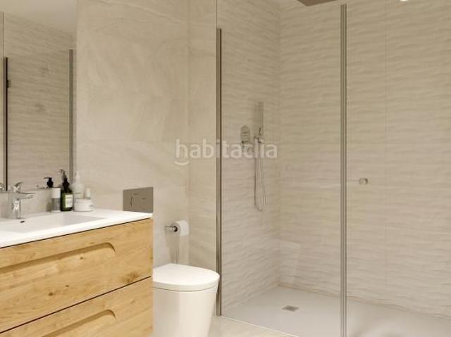 Piso en venta en Torrevieja, Zona Playa del Cura. Apartamento de 3 dormitorios y 2 baños con piscina y terraza, a 150 m de la playa en Torrevieja. Pisos.