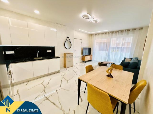 Piso en venta en Torrevieja, Zona Playa del Cura. Apartamento renovado con terraza, en la provincia de Alicante, en la ciudad de Torrevieja, en la zona de Playa del Cura. 2 habitac. Pisos.