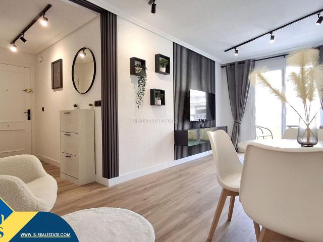 Piso en venta en Torrevieja, Zona Playa del Cura. Apartamento reformado con terraza, en la provincia de Alicante, en la ciudad de Torrevieja, en el barrio de Playa del Cura. 1 habi. Pisos.