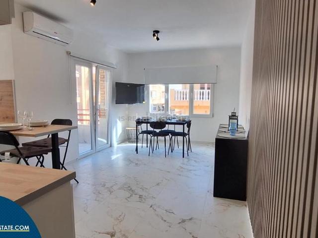 Piso en venta en Torrevieja, Zona Playa del Cura. Apartamento reformado con terraza, en la provincia de Alicante, en la ciudad de Torrevieja, en el barrio de Playa del Cura. 2 habi. Pisos.