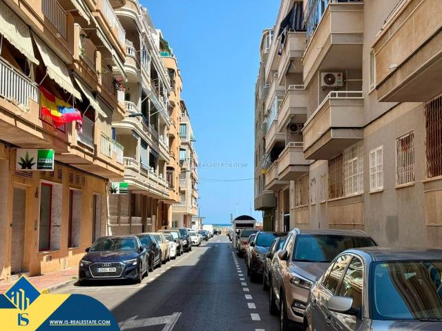 Piso en venta en Torrevieja, Zona Playa del Cura. Apartamento reformado con terraza, en la provincia de Alicante, en la ciudad de Torrevieja, en el barrio de Playa del Cura. 2 habi. Pisos.