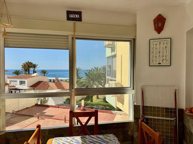 Piso en venta en Torrox, Centro Internacional. Apartamento en primera línea con terraza acristalada y piscina en Torrox Costa. Pisos.