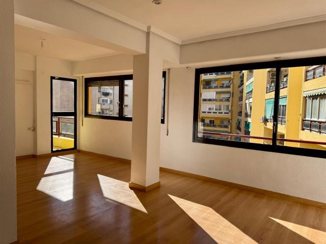 Piso en venta en Tres cruces 56, Tres Forques, L'Olivereta. 134m² Valencia
