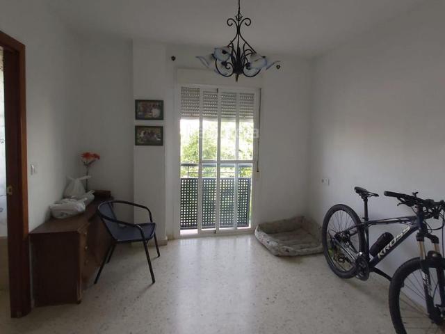 Piso en venta en Utrera, Estación La Fontanilla El Tinte. Oportunidad única! Amplio piso con 3 habitaciones, 2 baños, 3 balcones, plaza de aparcamiento, trastero, ascensor y totalmente amu. Pisos.