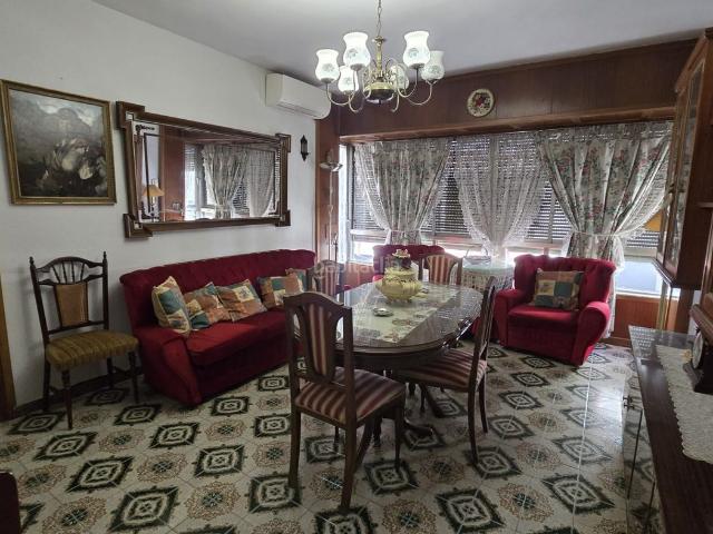 Piso en venta en Úbeda. Piso en pleno centro de la ciudad, consta de 2 dormitorios, 2 baños, salón, cocina, patio. cerca de todo tipo de servicios. Pisos.